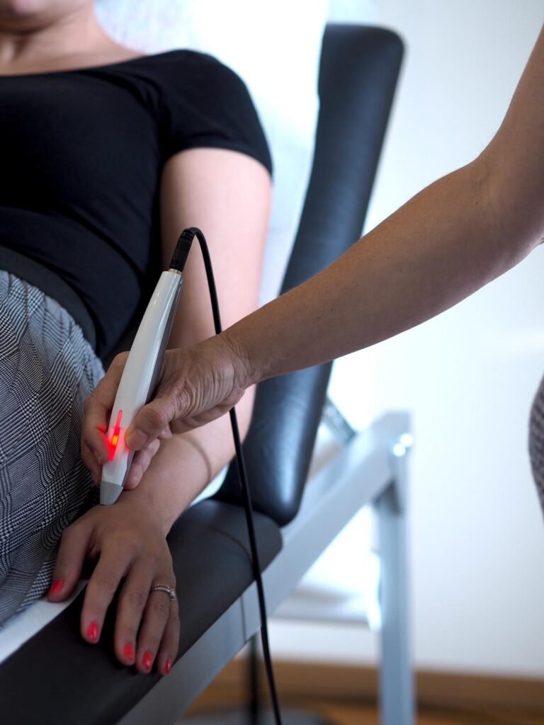 Luxopuncture-main Image d'une utilisation de l'appareil LuxoScreen sur la main d'un patient